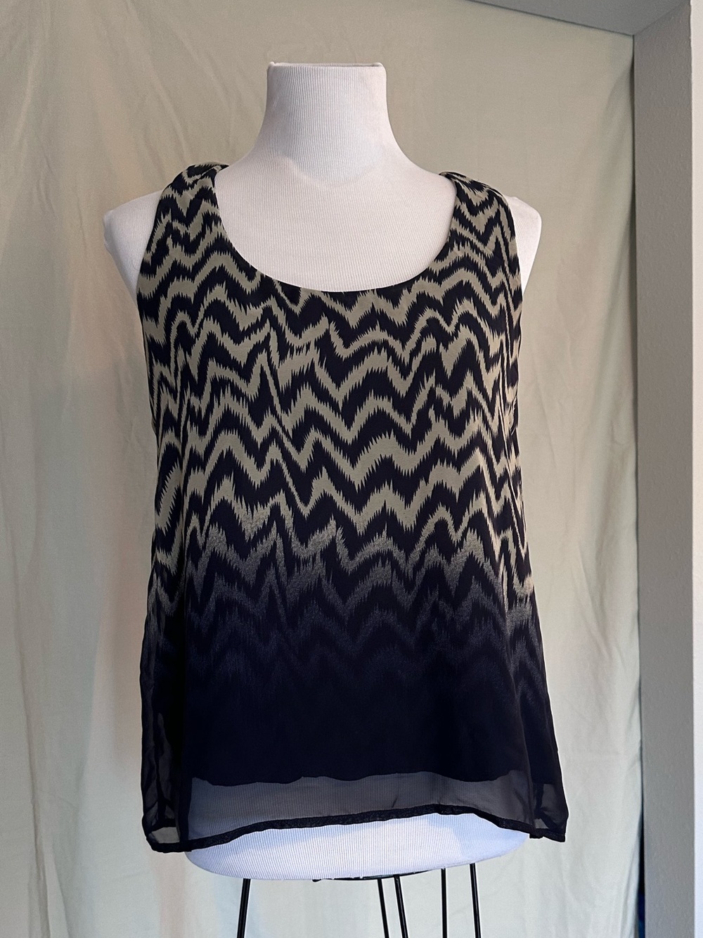 Collective Concepts Navy & Tan Sleeveless Chevron Ombre Blouse Medium layered
